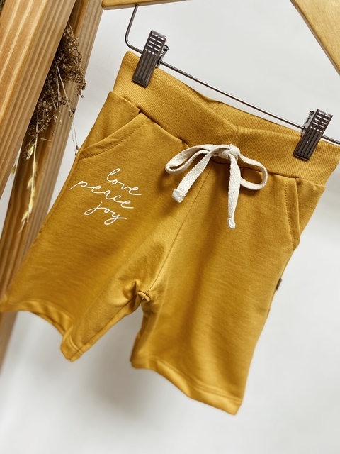 Pronta entrega - bermuda jogger moletinho mostarda escrita