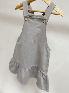 Pronta entrega - Salopete kids babado moletinho com botões em madeira natural na internet