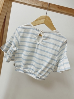Pronta entrega - Cropped manga curta babado botão pérola listrado aqua na internet