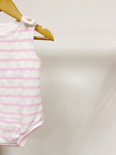 Pronta entrega - Macacão regata curto com botão em madeira estampado listrado rosa claro - comprar online