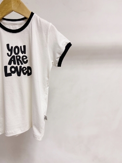 Pronta entrega - Camiseta manga curta off you are loved detalhe friso preto - comprar online