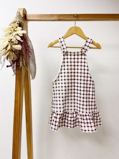 Pronta entrega - Salopete com babado kids Estampada off xadrez vinho - comprar online