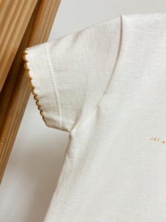 Pronta entrega - Camiseta kids manga curta com detalhe picueta mostarda estampa LET ALL YOU DO BE DONE IN LOVE - You Boy Kids