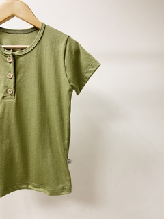 Pronta entrega - Camiseta manga curta botões madeira natural oliva - You Boy Kids