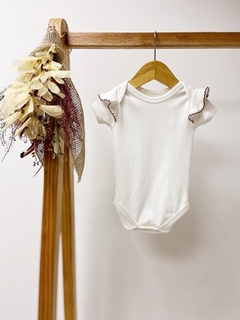 Imagem do Pronta entrega - Body manga curta off babado bordado picueta vinho