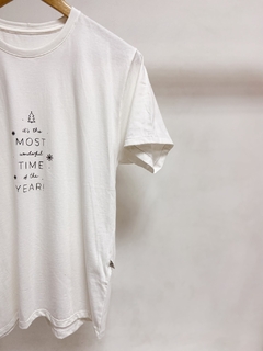 Pronta entrega - Camiseta adulta feminina off manga curta it’s the most wonderful time off the year em preto - comprar online