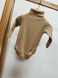 Fabricação - Body gola alta canelado avelã