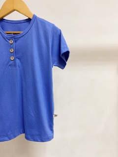 pronta entrega - Camiseta manga curta kids botões madeira natural blue - comprar online