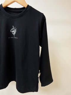 Pronta Entrega - Camiseta kids manga longa preta com detalhe picueta off estampa NO RAIN, NO FLOWERS