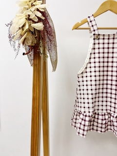 Pronta entrega - Salopete com babado kids Estampada off xadrez vinho