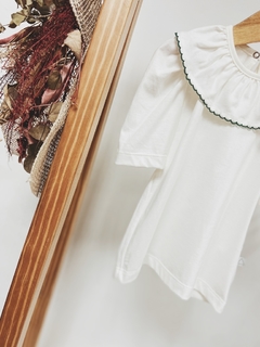 Imagem do Pronta entrega - Blusa manga bufante off gola com detalhe em picueta verde botão em pérola