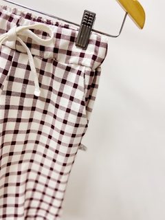 Pronta entrega - Bermuda Jogger kids Estampado off xadrez vinho - loja online