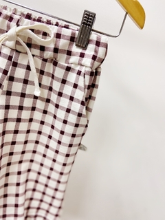 Pronta entrega - Bermuda Jogger kids Estampado off xadrez vinho - loja online