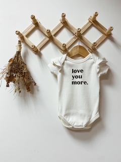 Pronta entrega - Body manga curta com babado off LOVE YOU MORE.