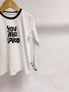 Pronta - Camiseta manga longa off you are loved detalhe friso preto - comprar online