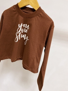 Pronta entrega - Cropped manga longa over marrom you are strong na internet