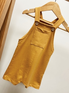 Pronta entrega - Jardineira kids curta com bolso moletinho off com bolso mostarda