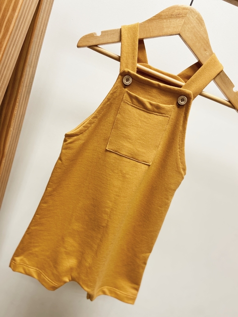 Pronta entrega - Jardineira kids curta com bolso moletinho off com bolso mostarda