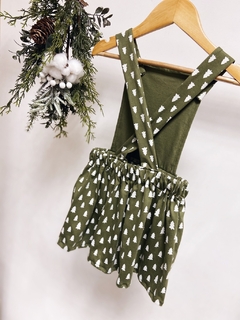 Pronta entrega - Salopete kids frente botões madeira transpasse costas verde cactus pinheirinhos off