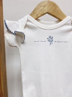 Pronta entrega - Body manga curta babado detalhe em picueta azul vintage estampa LET ALL YOU DO BE DONE IN LOVE