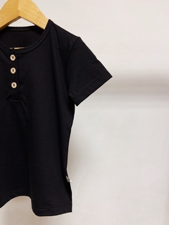 Imagem do Pronta entrega - Camiseta manga curta kids botões madeira natural preto