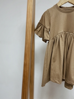 Pronta entrega - Vestido Mullet manga curta com babado liso basics avelã