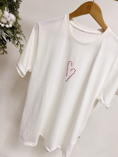 Pronta entrega - Camiseta adulta feminina off manga curta bengalinha marsala coração - comprar online