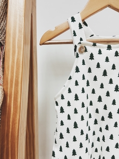 Pronta entrega - Jardineira baby botões em madeira natural estampado off pinheirinhos verde - comprar online