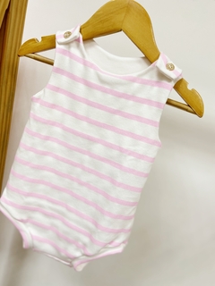 Pronta entrega - Macacão regata curto com botão em madeira estampado listrado rosa claro