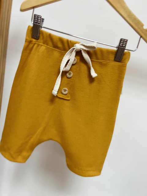 Pronta entrega - Bermuda saruel Kids com botões canelado mostarda