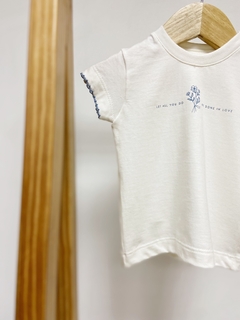 Pronta entrega - Camiseta baby manga curta com detalhe picueta azul vintage estampa LET ALL YOU DO BE DONE IN LOVE - You Boy Kids