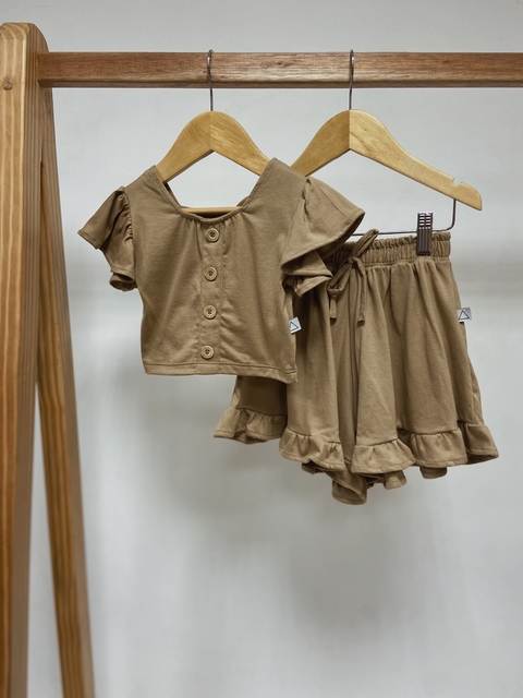 Pronta entrega - Conjunto cropped + shorts babado liso basics avelã