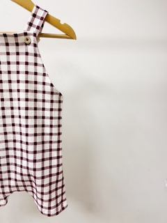 Pronta entrega - Jardineira kids Botões em madeira natural estampada off xadrez vinho - comprar online