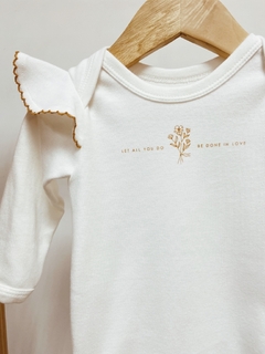 Imagem do Pronta entrega - Body manga longa com babado detalhe picueta mostarda estampa LET ALL YOU DO BE DONE IN LOVE