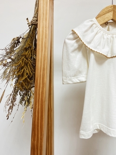 Pronta entrega - Blusa manga bufante off gola com detalhe em picueta mostarda botão em pérola