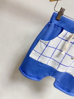 Pronta entrega - bermuda Saruel kids blue bolso canguru estampado blue grid - loja online