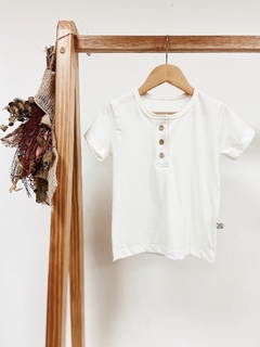 Pronta entrega - Camiseta manga curta botões madeira natural off na internet