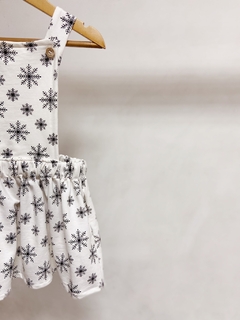 Pronta entrega - Salopete kids frente botões madeira transpasse costas off flocos de neve preto na internet