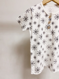 Imagem do Pronta entrega - Camiseta botões Kids Manga curta off flocos de neve preto