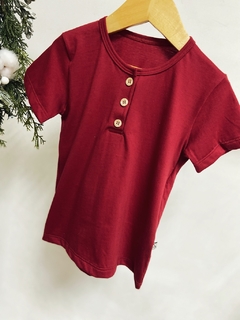 Pronta entrega - Camiseta manga curta kids botões madeira natural Marsala - comprar online
