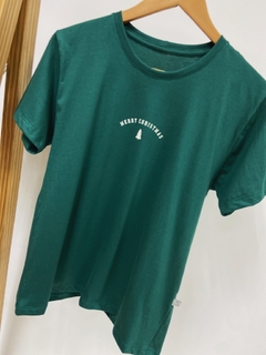 PRONTA ENTREGA - Camiseta adulta manga curta verde estampa mery christmas off - comprar online
