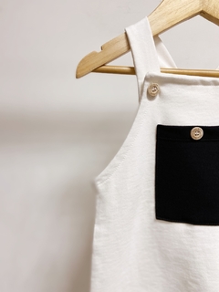 Pronta entrega - Jardineira kids curta moletinho off com bolso preto botões em madeira - loja online