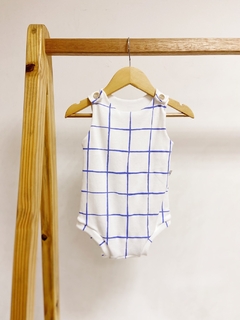 Pronta entrega - Macacão regata curto com botão em madeira estampado blue grid - comprar online