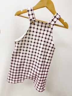 Pronta entrega - Jardineira kids Botões em madeira natural estampada off xadrez vinho na internet