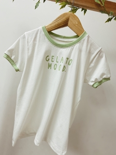 Pronta entrega - Camiseta manga curta off GELATO MOOD. verde fabula detalhe punho manga