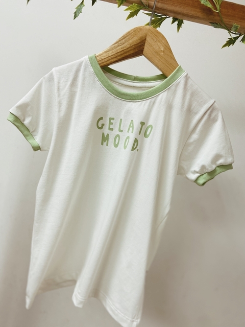 Pronta entrega - Camiseta manga curta off GELATO MOOD. verde fabula detalhe punho manga
