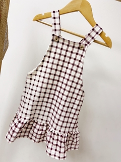 Pronta entrega - Salopete com babado kids Estampada off xadrez vinho na internet