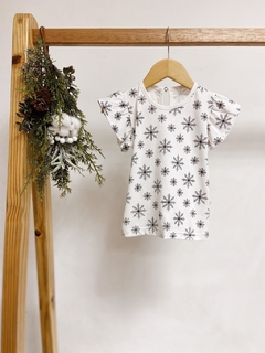 Pronta entrega - Blusa babado off flocos de neve preto botão pérola - comprar online