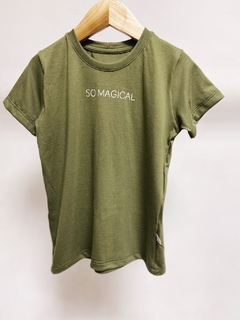 Pronta entrega - Camiseta kids verde cactus manga curta SO MAGICAL em off na internet