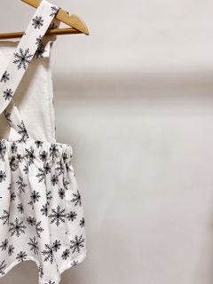 Pronta entrega - Salopete kids frente botões madeira transpasse costas off flocos de neve preto na internet